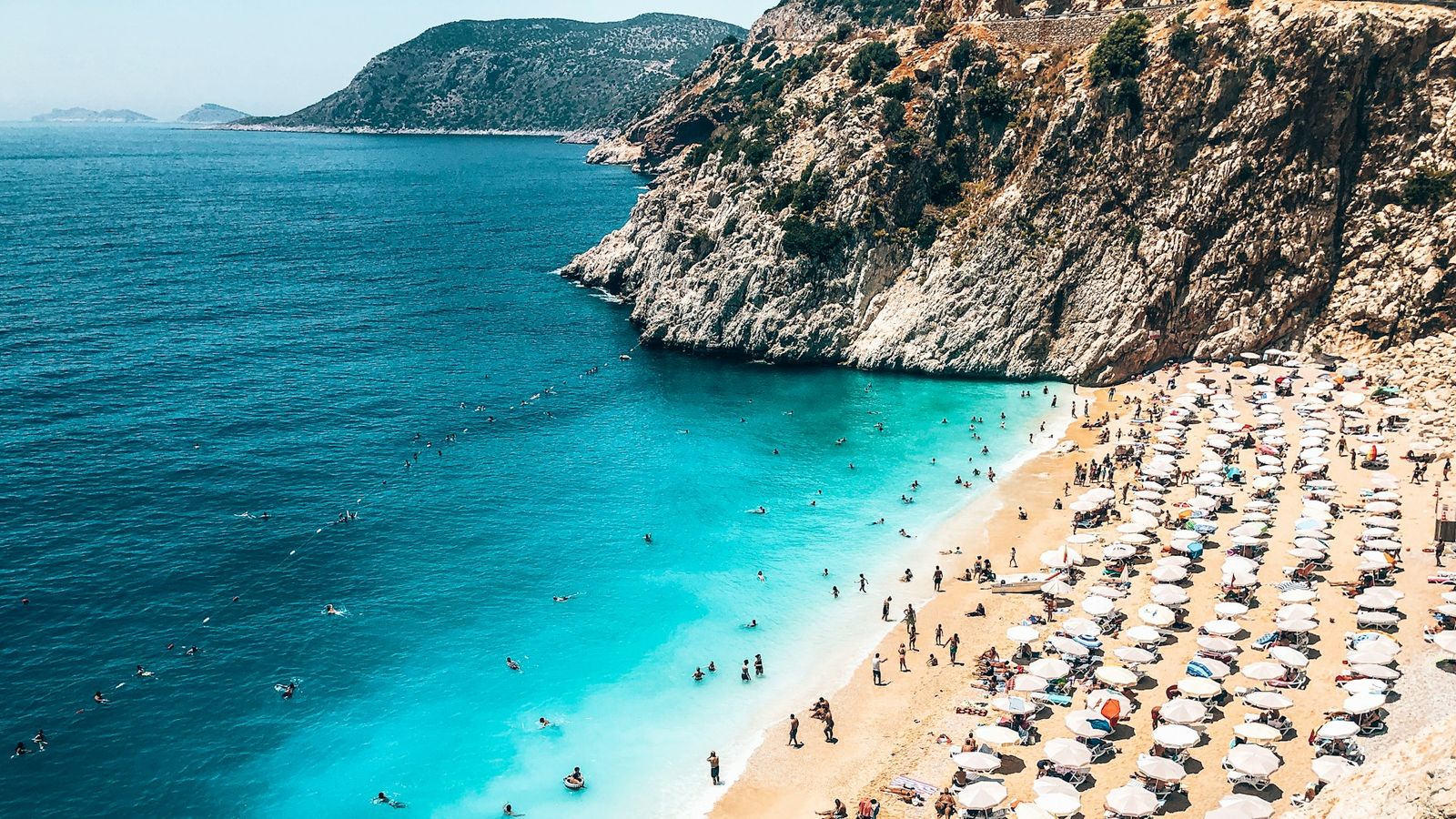 Antalya’da Araç Kiralama: Sahil Yolu, Otopark ve Yaz Yoğunluğu