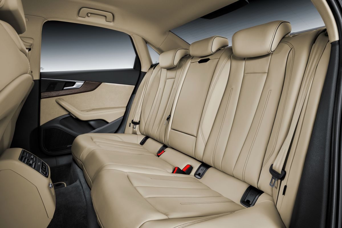 Audi A4 Avant · أحمر — الصورة 5