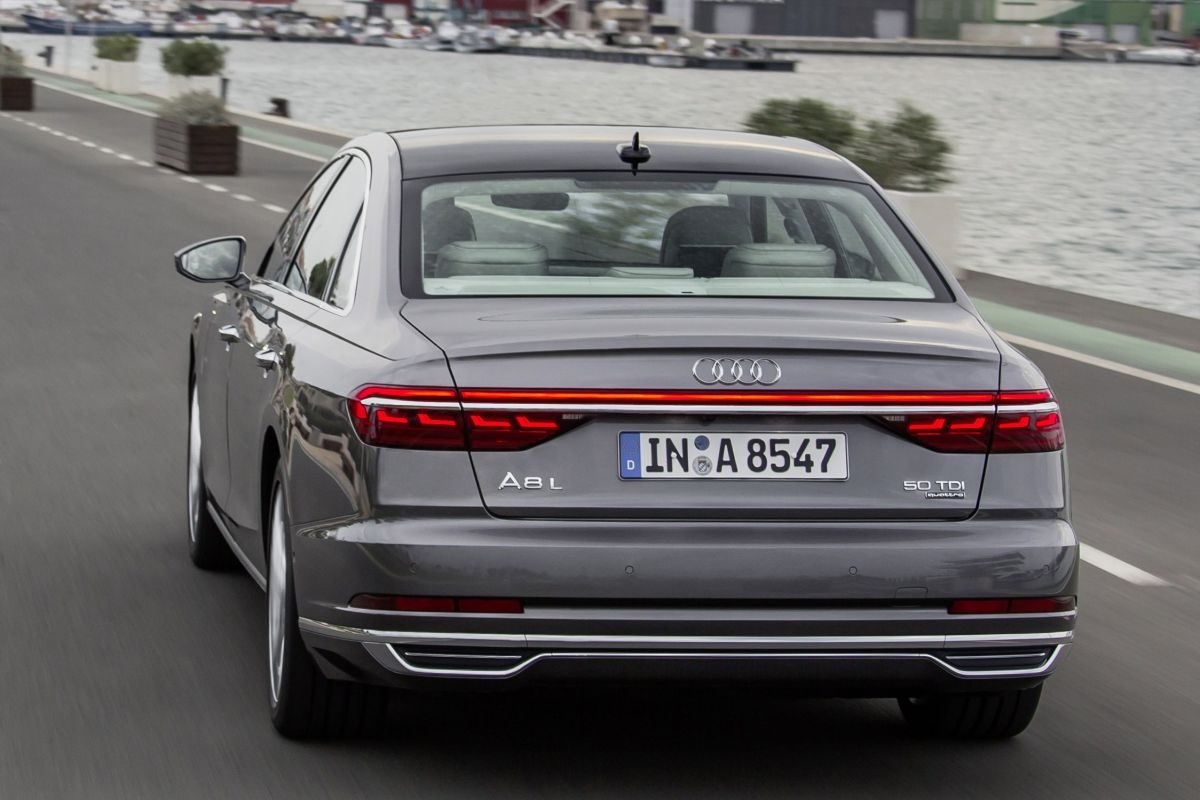 Audi A8 · رمادي — الصورة 2