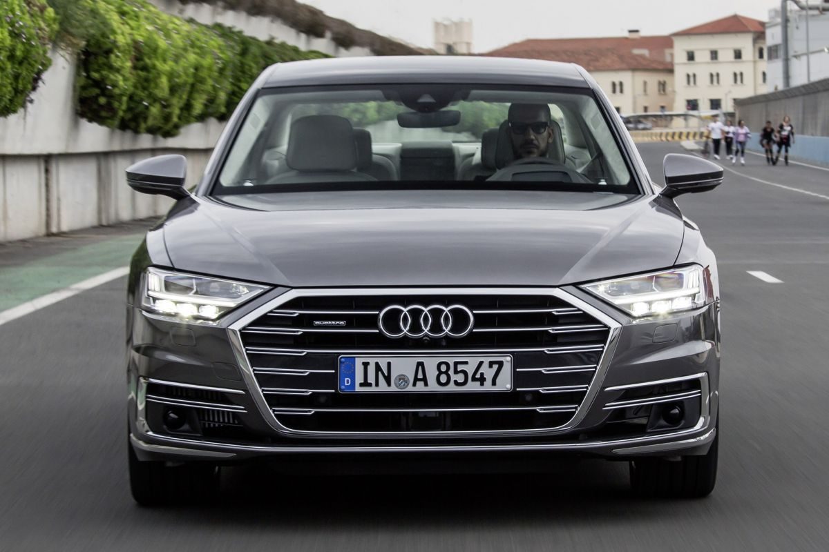 Audi A8 · رمادي — الصورة 3