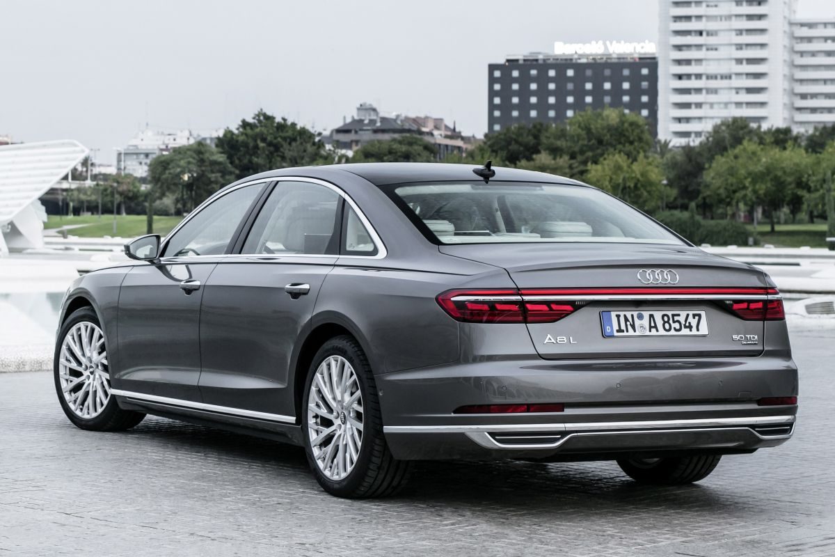 Audi A8 · رمادي — الصورة 4