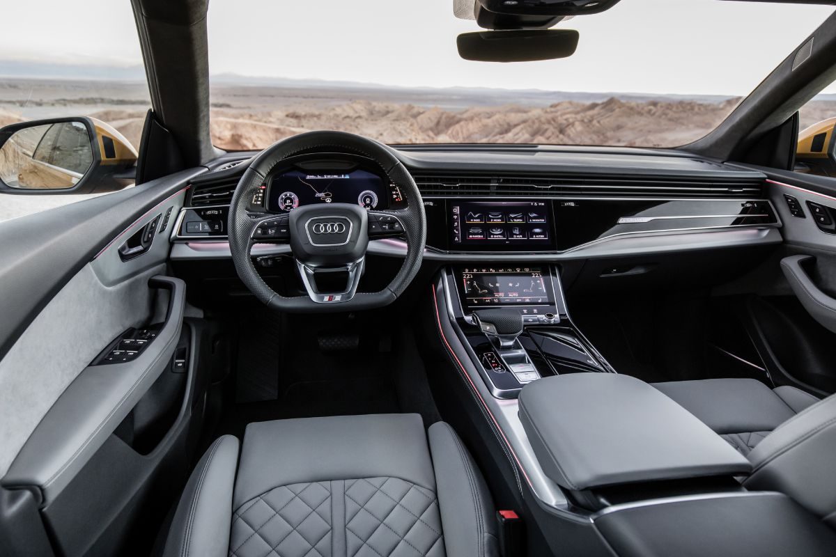 Audi Q8 · ذهبي — الصورة 5