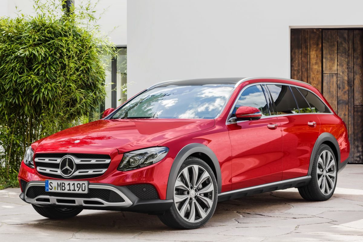Mercedes-Benz E-Class All-Terrain · أحمر — الصورة 3